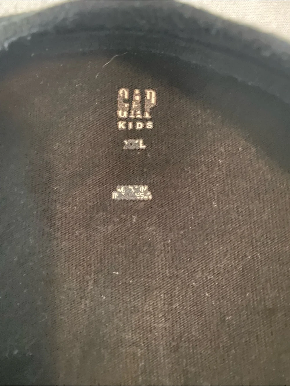 GAP KIDS  Long Sleeve Tee in Black with Grey Logor